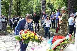 Laying a wreath at the monument to Archibald Reiss