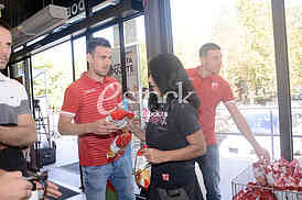 Partizan and Red Star players share chips with fans